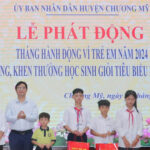 Chương Mỹ tặng 32 suất học bổng cho học sinh nghèo vượt khó