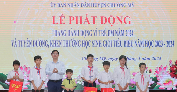 Chương Mỹ tặng 32 suất học bổng cho học sinh nghèo vượt khó