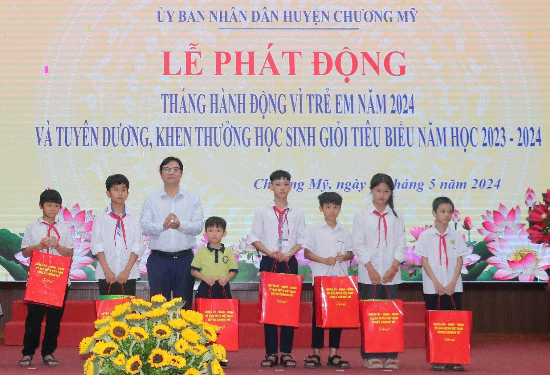 Bí thư Huyện ủy Chương Mỹ Nguyễn Văn Thắng trao học bổng cho các em học sinh vượt khó, học giỏi.  Ảnh của Thu Hiền