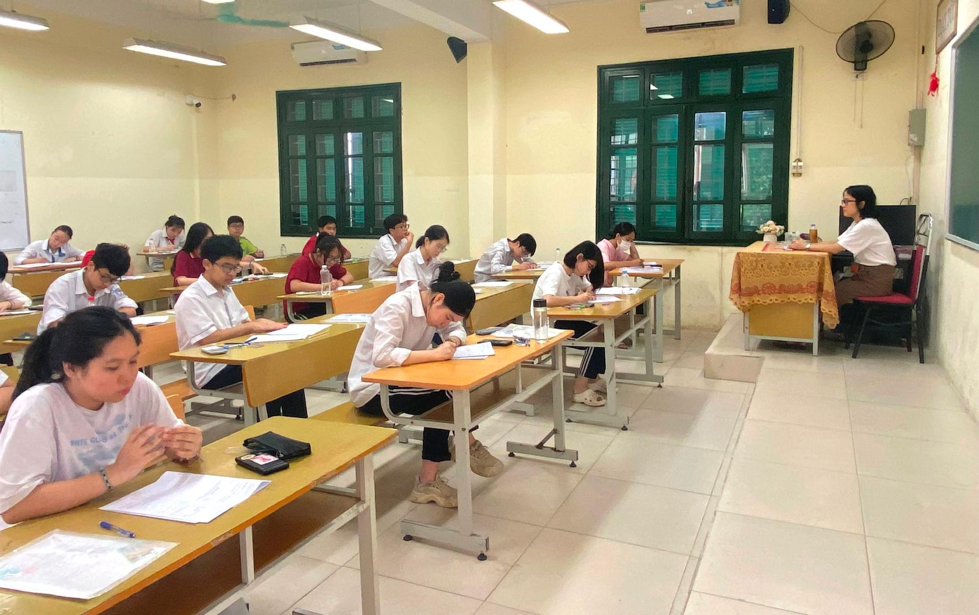 Học sinh thi vào lớp 10 năm học 2023-2024 tại Hà Nội.  Ảnh: Thống Nhất