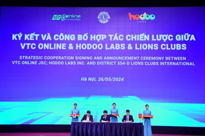 Ông Ji Hoon – Đại diện Lion Clubs Hàn Quốc, ông Lê Việt Hòa – Giám đốc VTC Online & ông Kim Min Woo – Giám đốc Hodoo Labs Ký kết biên bản hợp tác chiến lược.