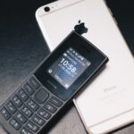 "Cục gạch 4G" Nokia mới và iPhone 10 năm tuổi: Với vài trăm nghìn đồng, lựa chọn nào trong thời điểm sóng 2G sắp bị cắt?