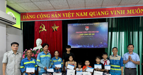 Đảng ủy Khối doanh nghiệp Hà Nội tặng 40 suất học bổng cho học sinh có hoàn cảnh khó khăn