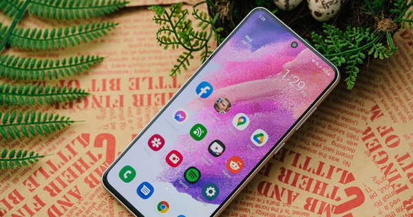 Samsung cập nhật Galaxy AI cho một mẫu máy "siêu cũ", ai còn dùng thì vui nhưng giờ thì đừng mua máy này nữa