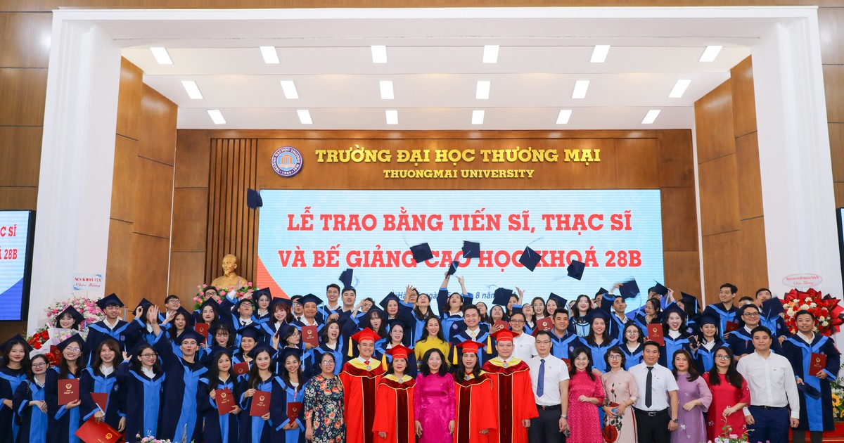  Trường ĐH Thương mại trao bằng Tiến sĩ, Thạc sĩ và bế giảng cao học khóa 28B 