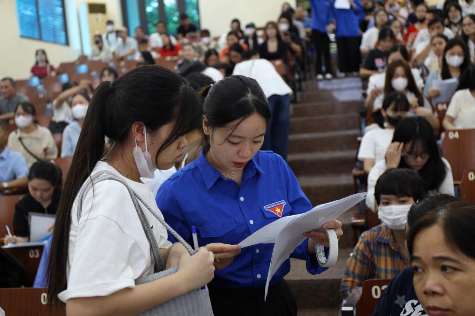 Sinh viên mới được hỗ trợ tối đa trong quá trình tuyển sinh. Ảnh: Người đóng góp