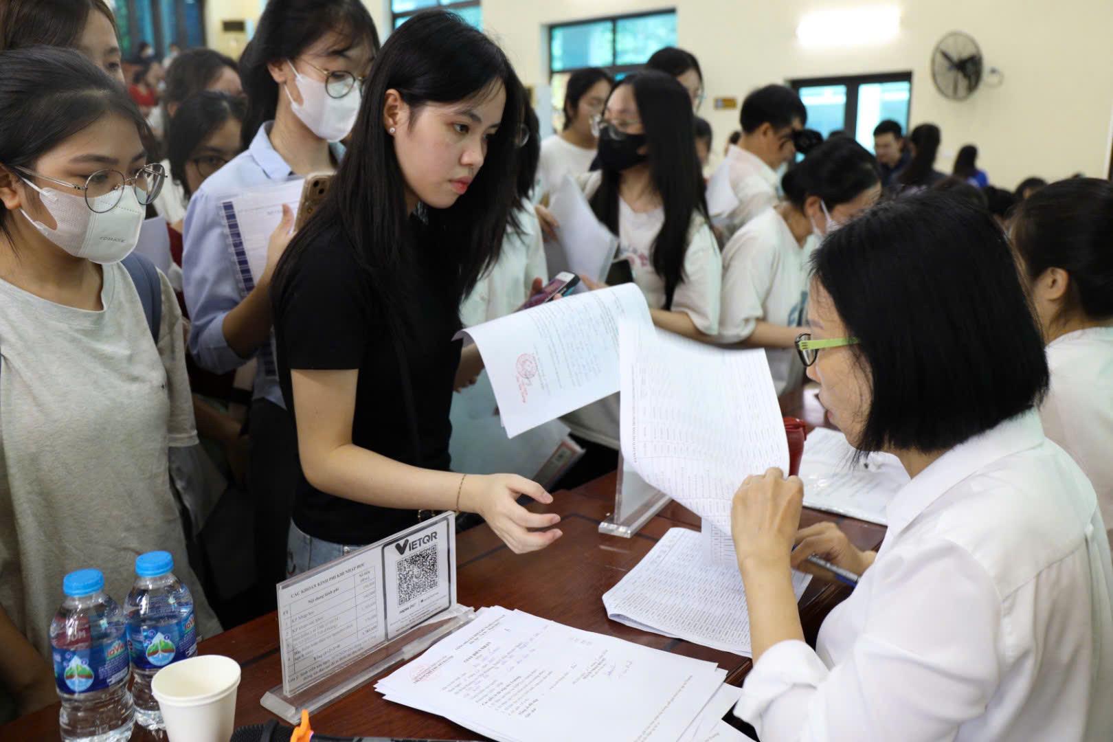 Tân sinh viên hoàn tất thủ tục nhập học tại Trường Đại học Thủ đô Hà Nội sáng 23/8. Ảnh: Cộng tác viên