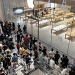 Nhóm người Việt xếp hàng đầu tiên tại Apple Store Malaysia để mua iPhone 16