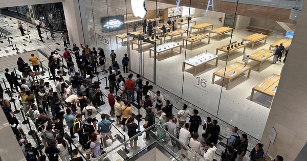 Nhóm người Việt xếp hàng đầu tiên tại Apple Store Malaysia để mua iPhone 16