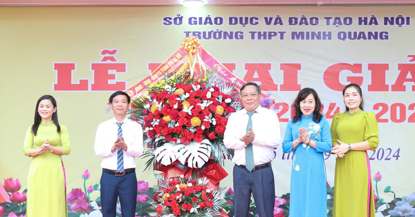 Phó Bí thư Thành ủy Nguyễn Văn Phong dự lễ khai giảng tại Trường THPT Minh Quang