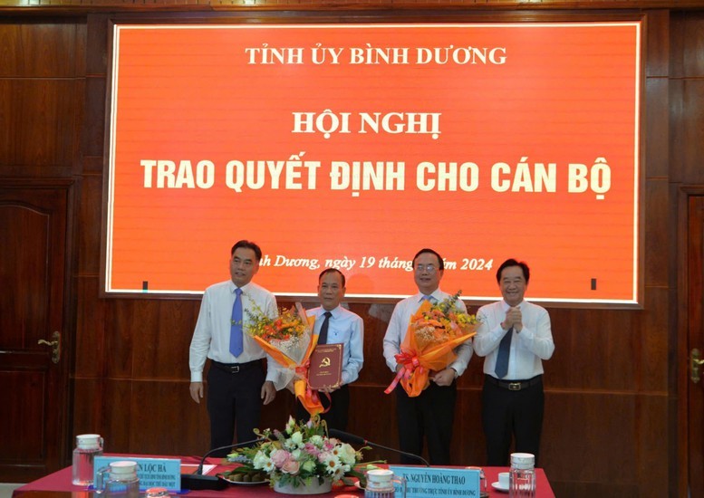  Trao Quyết định công nhận Chủ tịch HĐT, Hiệu trưởng Trường ĐH Thủ Dầu Một 