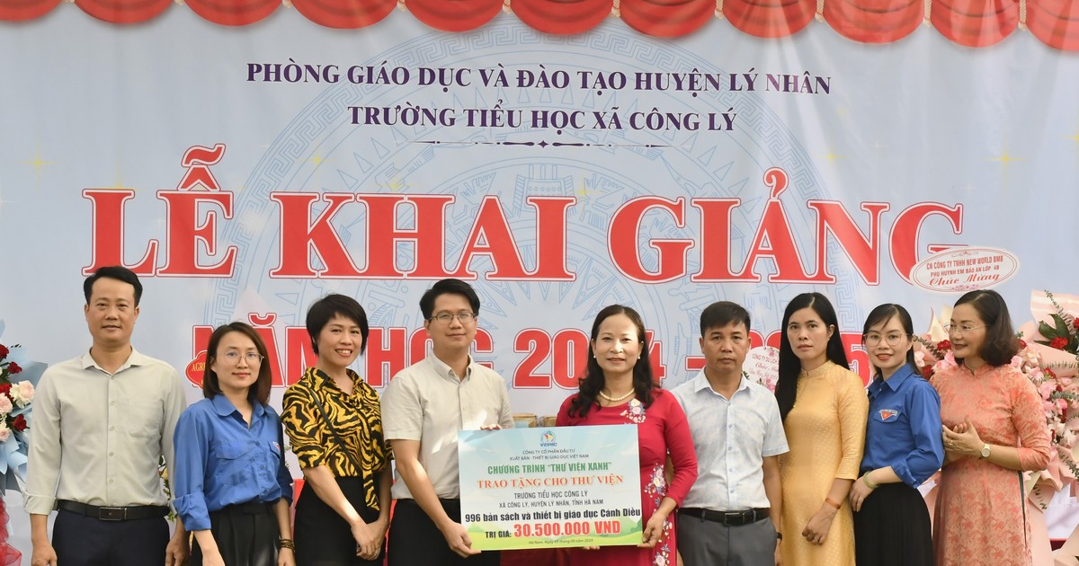  VEPIC tặng 47 bộ thiết bị giáo dục, 949 bản sách cho Trường Tiểu học xã Công Lý 