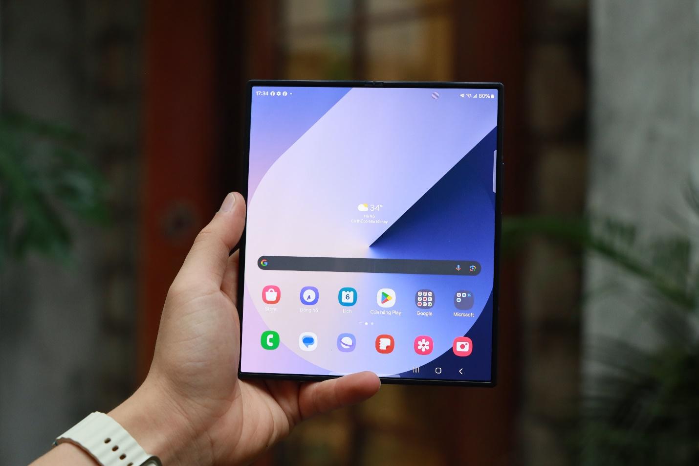 Màn hình lớn, thiết kế thời trang: Galaxy Z Fold6 chinh phục phái đẹp như thế nào - Ảnh 1.