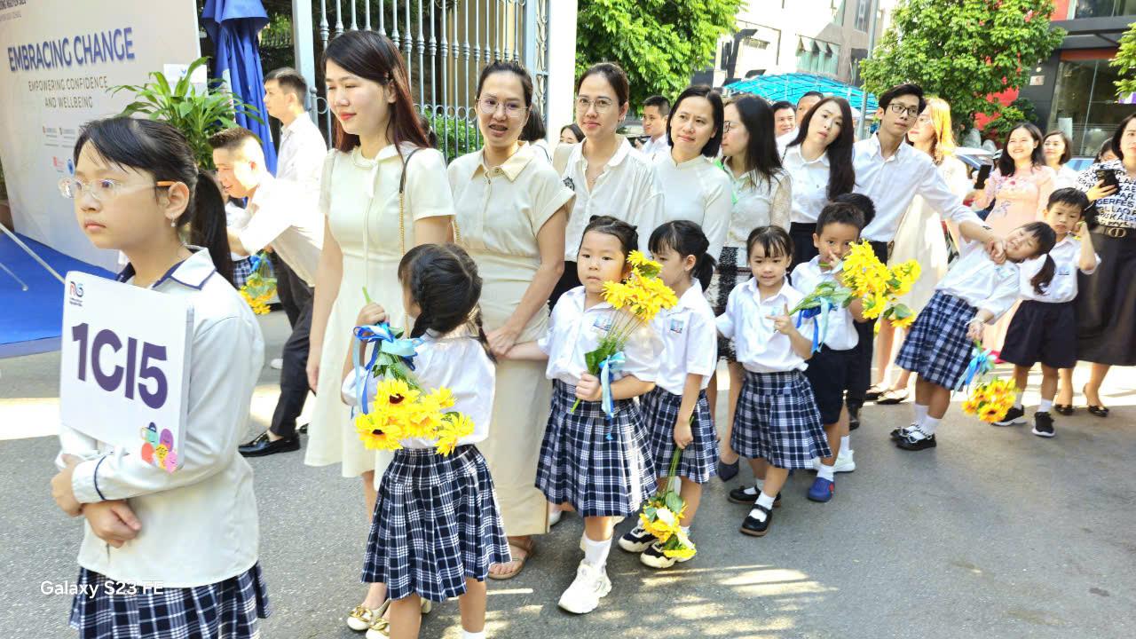 Chào đón học sinh mới là ưu tiên của các trường. Ảnh: Thống Nhất