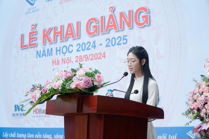 Đại diện tân sinh viên Khóa 17, Nguyễn Thu Hằng – sinh viên khoa Quan hệ công chúng, Đại học Hòa Bình