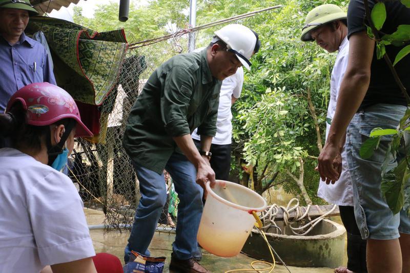 Vệ sinh giếng nước, bể chứa và xử lý môi trường sau lũ theo hướng dẫn của Bộ Y tế - Ảnh 1.