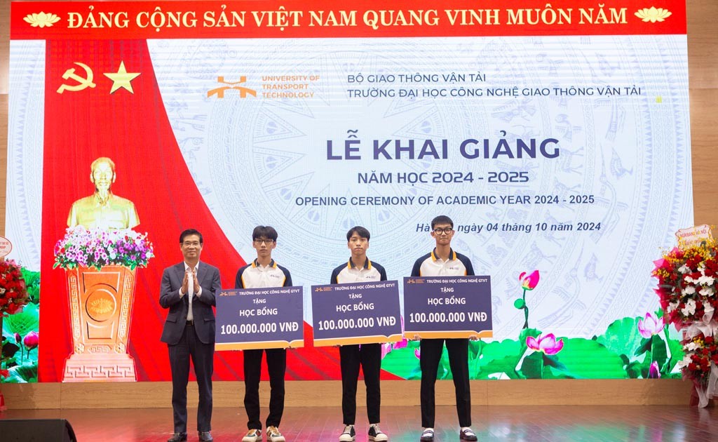  Nam sinh Hà Tĩnh vượt khó để thành thủ khoa đầu vào, UTT trao học bổng 100 triệu 