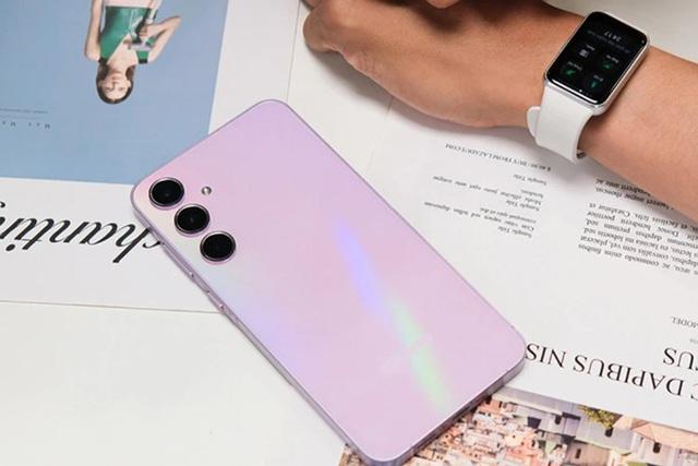 'Bom tấn tầm trung' từng bán chạy nhất top 10 toàn cầu, vượt qua Galaxy S24: Giá giảm chỉ còn hơn 8 triệu - Ảnh 1.