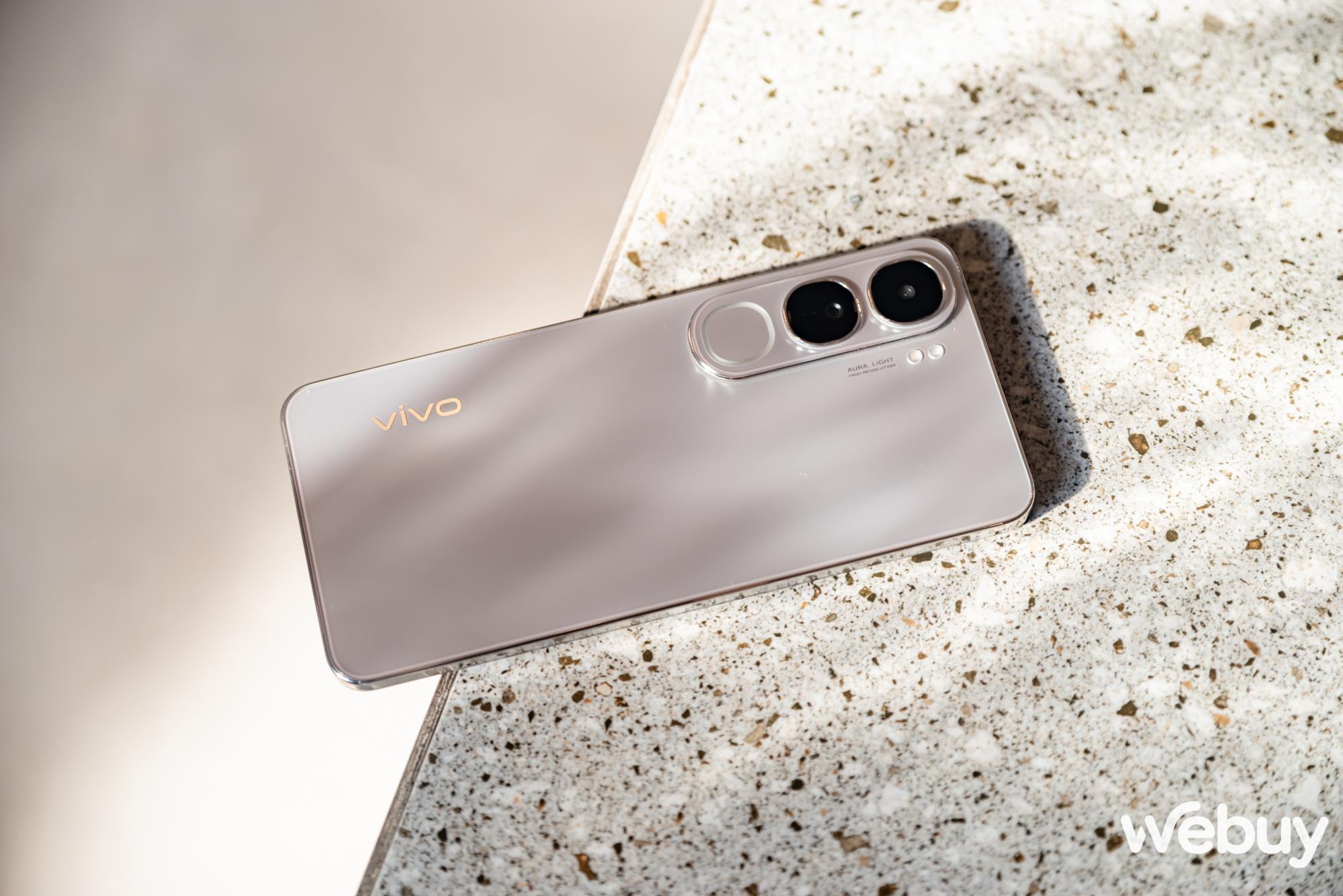 Close-up of vivo V40 Lite: Surprisingly beautiful, durable with IP64 and 80W fast charging, still owns the smart Aura light ring, priced at 8.5 million VND - Photo 2.