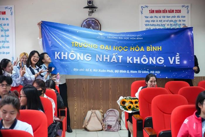 Hình ảnh các em học sinh cổ vũ cho 02 đội thi đấu.