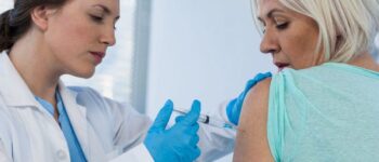 5 loại vaccine rất quan trọng cho người trên 50 tuổi