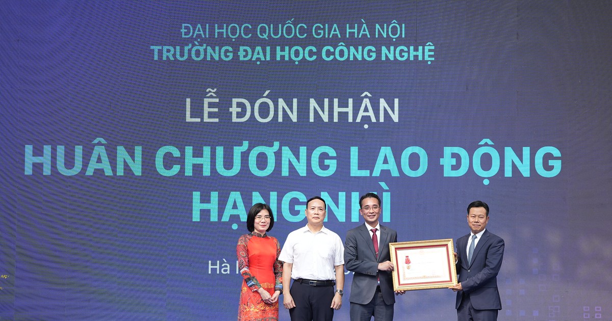  Trường Đại học Công nghệ, ĐHQGHN đón nhận Huân chương Lao động hạng Nhì 