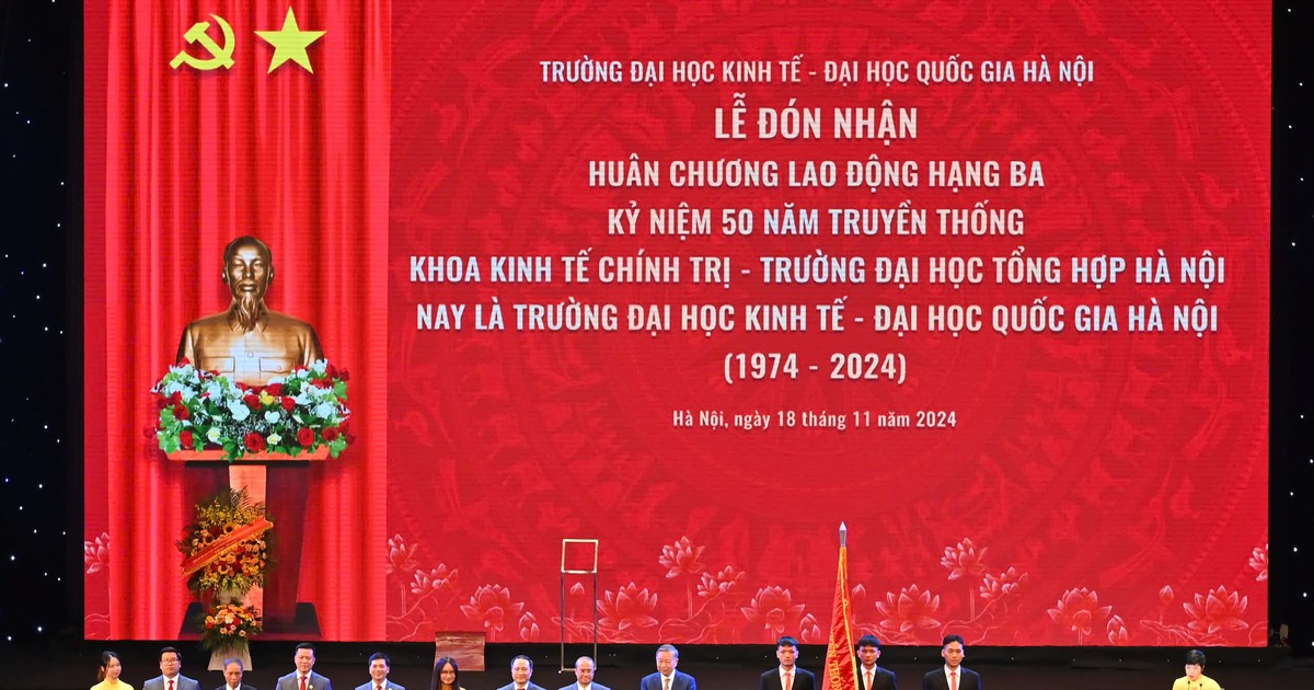  Trường Đại học Kinh tế - ĐHQGHN vinh dự đón nhận Huân chương Lao động hạng Ba 