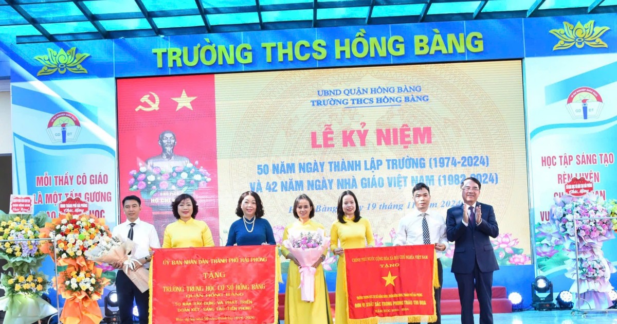  Trường THCS Hồng Bàng đón Cờ thi đua của Thủ tướng Chính phủ 