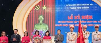 Trường THPT Kim Liên đón nhận Huân chương Lao động hạng Nhất