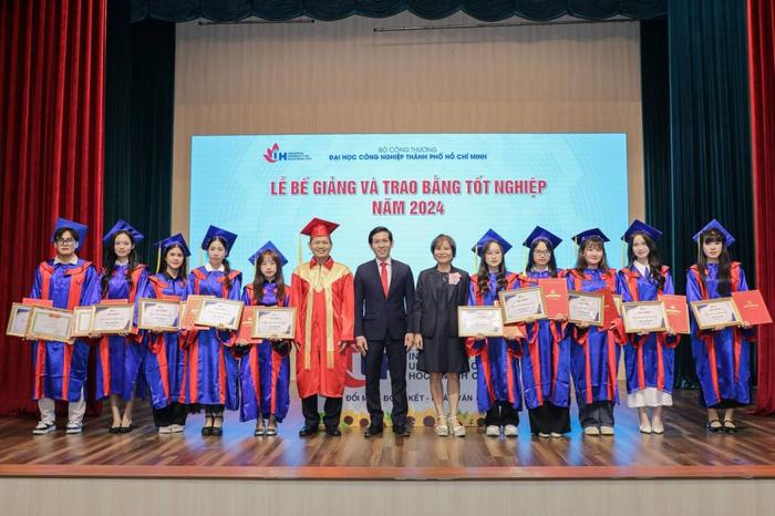 Hàng năm, vào dịp tốt nghiệp, nhà trường trao học bổng khuyến khích học tập ở bậc thạc sĩ cho những cử nhân tốt nghiệp loại xuất sắc. Ảnh: Website Trường Đại học Công nghiệp TP.HCM.