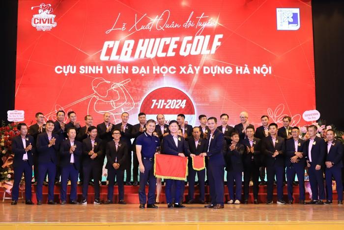 Hiệu trưởng Trường Đại học Xây dựng Hà Nội thực hiện nghi thức trao cờ quân đội và ruy băng cho đại diện Câu lạc bộ Golf của trường. Ảnh: HUCE.