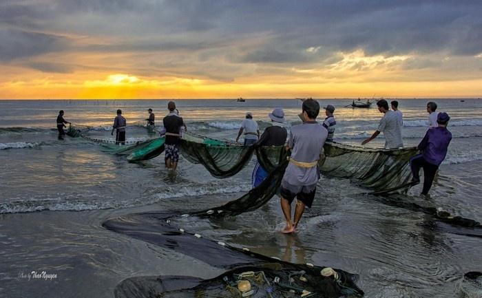 Chào ngày mới tại bãi biển Mỹ Khê bằng hình ảnh lao động miệt mài