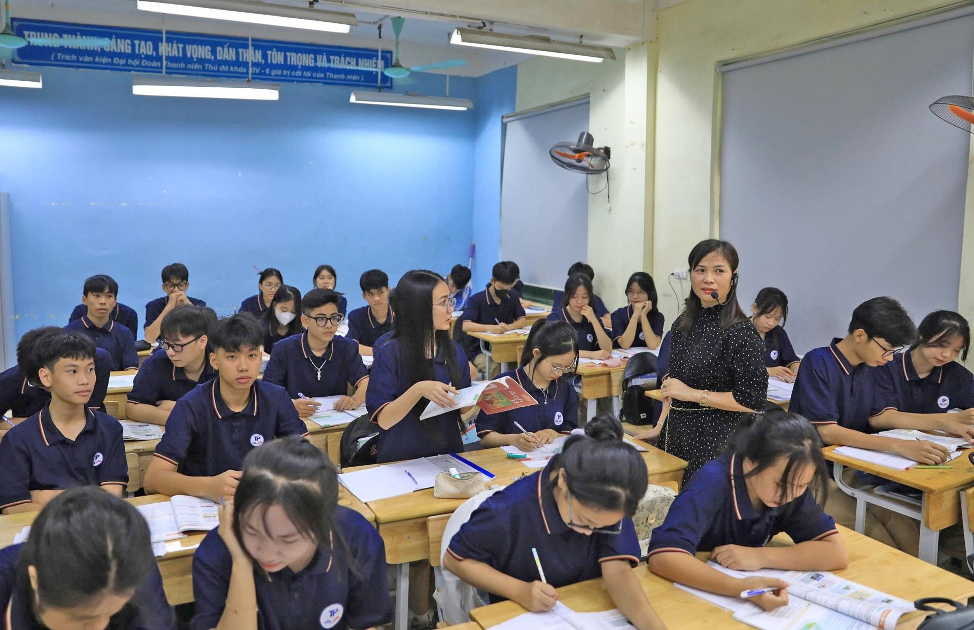 giao tiếp-học sinh-trung học cơ sở-pho-thong-tien-phong-huyền-me-linh-hương-dan-school-student-on-tap.-anh-nguyen-quang.jpg