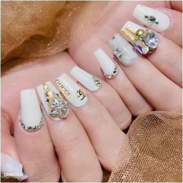 Mẫu nail màu trắng sữa