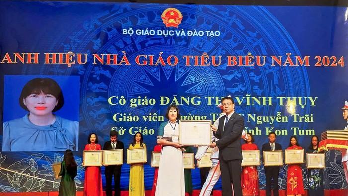 Cô Đặng Thị Vinh Thủy vinh dự nhận danh hiệu Nhà giáo tiêu biểu năm 2024 (Ảnh_NVCC)..JPG