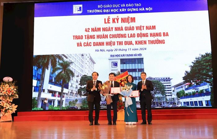 Trường Đại học Xây dựng Hà Nội chúc mừng thầy Nguyễn Hoàng Giang và cô Trần Thị Việt Nga được Hội đồng chức danh Giáo sư Nhà nước công nhận đạt chuẩn chức danh giáo sư. Ảnh: HUCE.