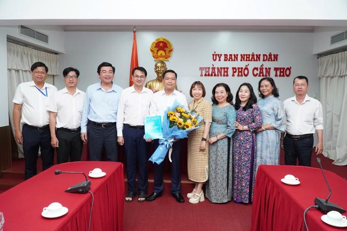 Ông Võ Hồng Lâm (thứ 5 từ trái sang) cùng Ban Giám đốc, các phòng chuyên môn của Sở Giáo dục và Đào tạo thành phố Cần Thơ. Ảnh: Sở Giáo dục và Đào tạo cung cấp.