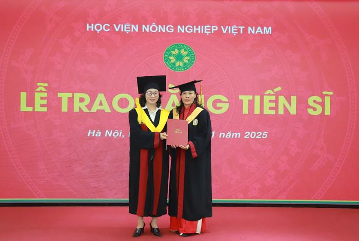 Giáo sư, Tiến sĩ, Nhà giáo ưu tú Nguyễn Thị Lan - Bí thư Đảng ủy, Giám đốc Học viện Nông nghiệp Việt Nam, Đại biểu Quốc hội khóa 15 trao bằng Tiến sĩ cho Bà Lê Thị Loan. (Ảnh: NTCC)