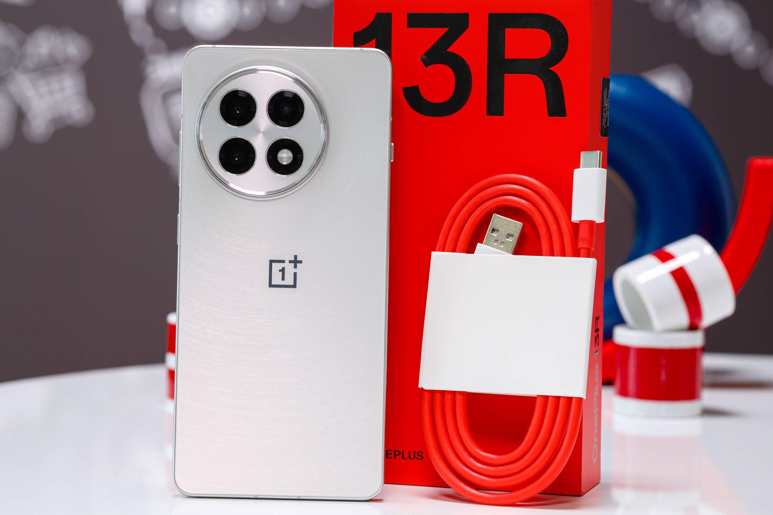 Trên tay OnePlus 13R: Thiết kế cao cấp, Snapdragon 8 Gen 3, pin khủng 6.000mAh - Ảnh 1.