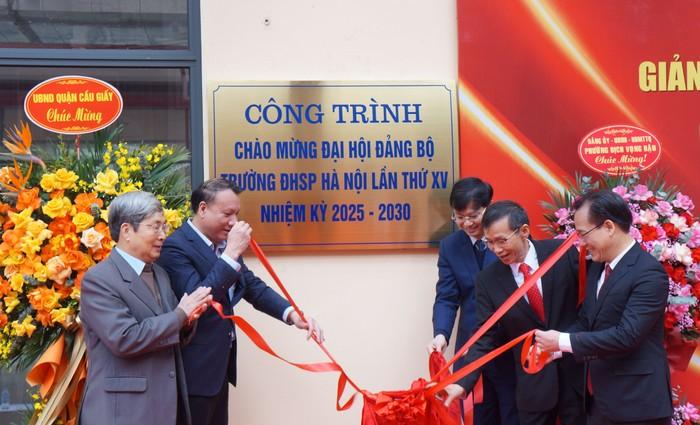 Lãnh đạo nhà trường long trọng thực hiện nghi thức gắn biển và tuyên bố tòa nhà chính thức đi vào hoạt động. Ảnh: Lưu Diễm.