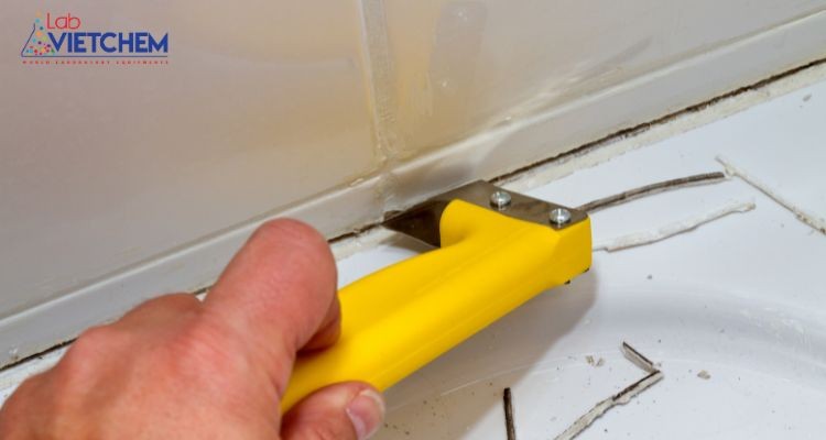 Loại bỏ keo silicon bằng dao