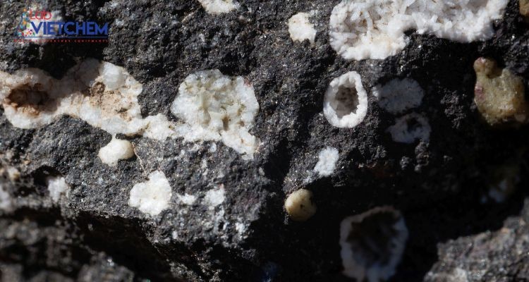 Zeolite được hình thành tự nhiên