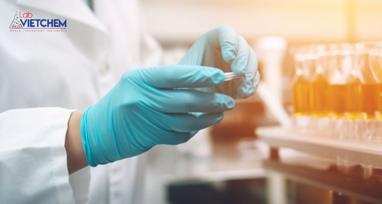 Sử dụng đồ bảo hộ khi tiếp xúc với hóa chất 