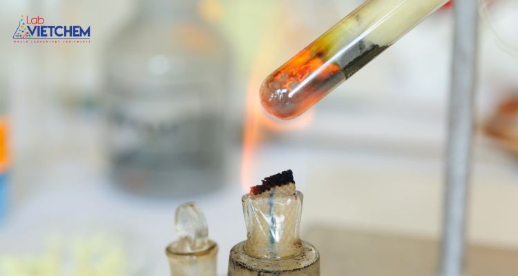 Đảm bảo miệng ống nghiệm khi đun sôi không hướng vào người