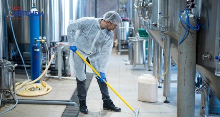 Rượu isopropylic được dùng làm hóa chất tẩy rửa công nghiệp