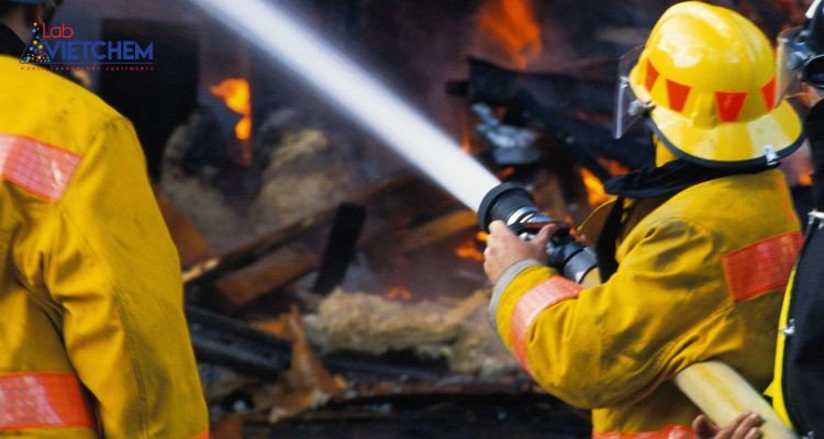 Dập lửa bằng bình xịt nước 