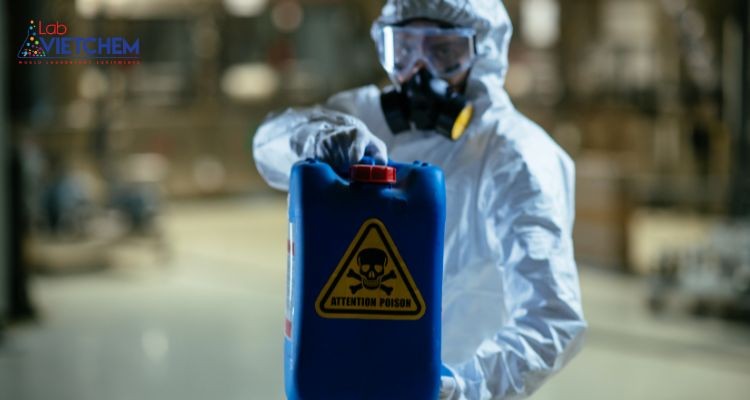 Mang đồ bảo hộ khi tiếp xúc với hóa chất dễ cháy