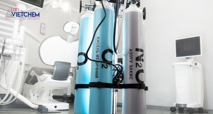 Khí oxy được chứa trong thùng thép