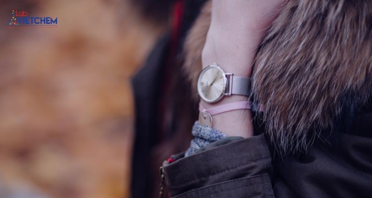 Người ta đeo trang sức làm từ Niken