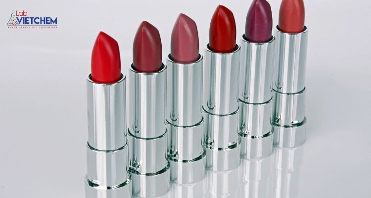 Chất đồng trùng hợp axit acrylic được tìm thấy trong son môi